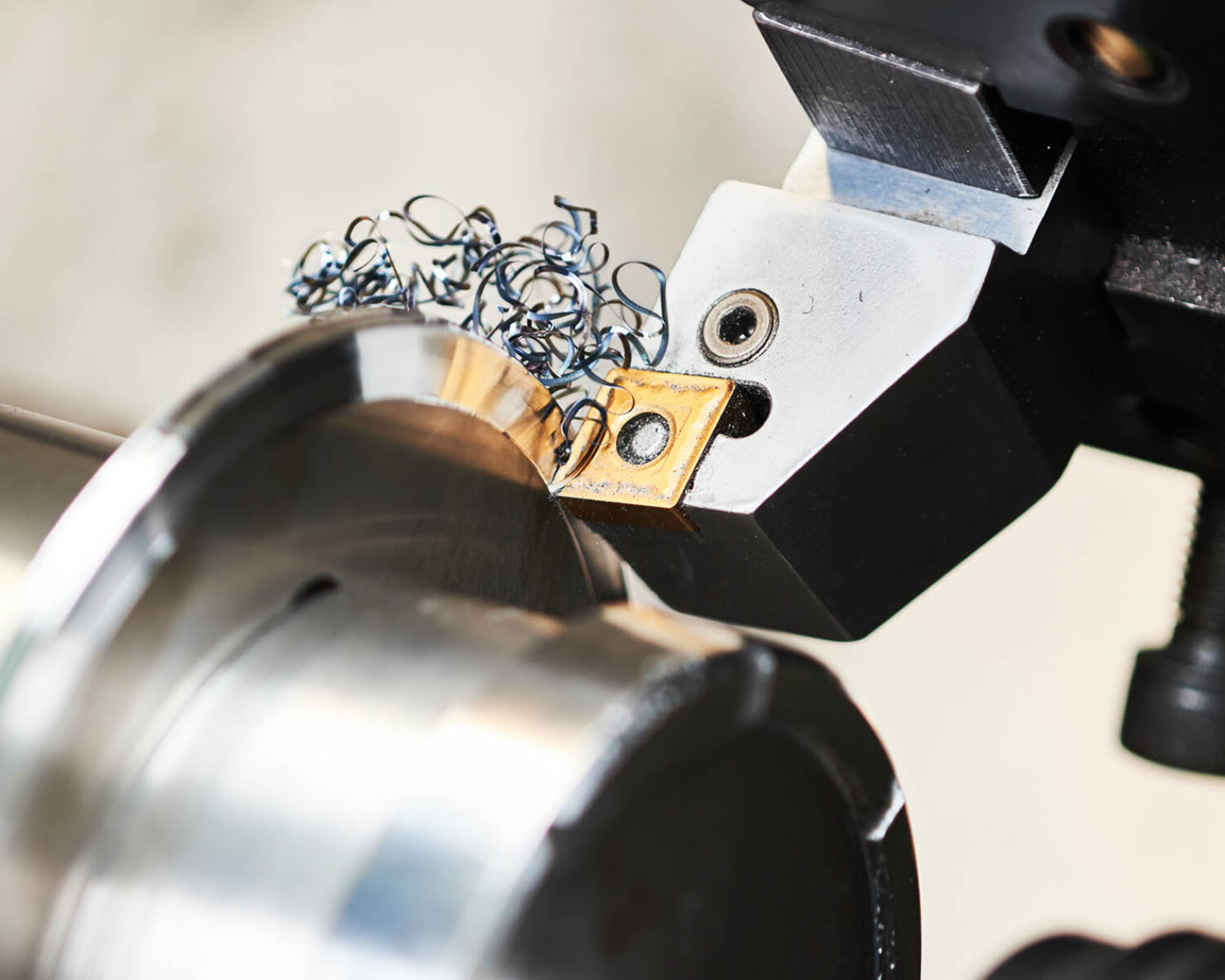 Precisiedraaien van ronde componenten tot Ø850 en 3000 mm lengte, inclusief moeilijk verspaanbare materialen zoals RVS, titaan en nikkellegeringen.