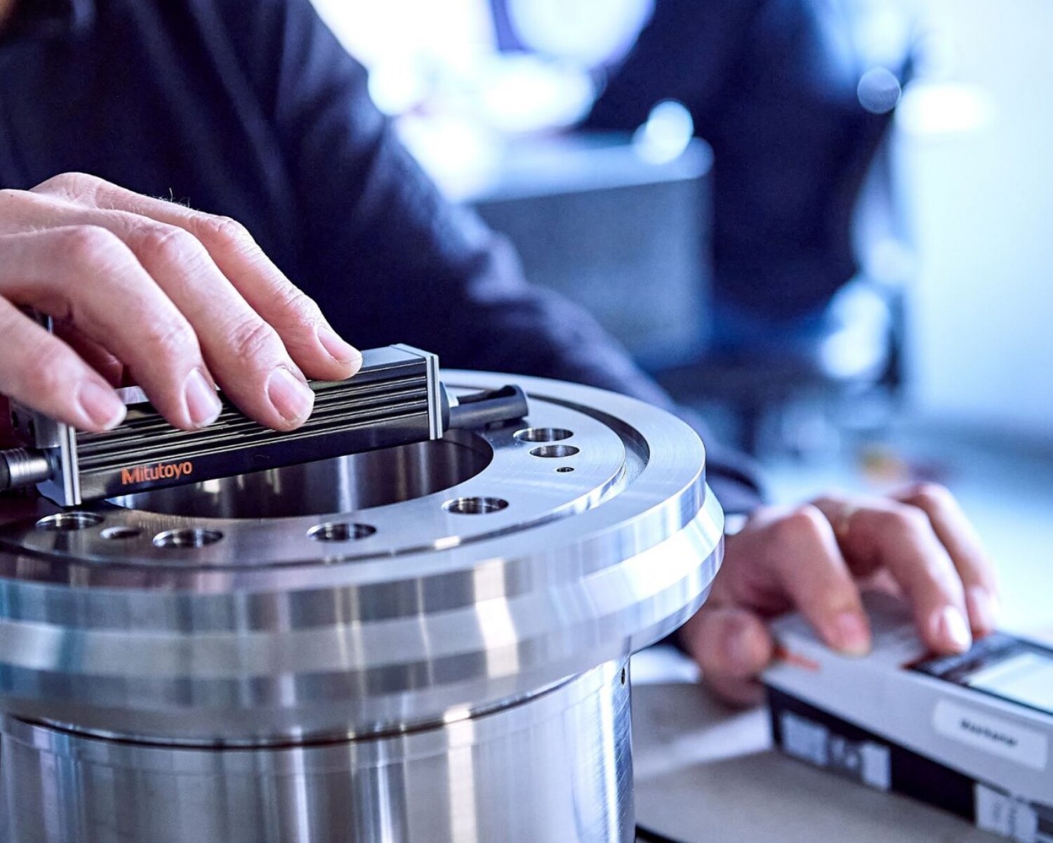 Geconditioneerde meetkamer met 3D-meetmachines en meetrapporten volgens ISO 9001, U-STAMP en EN 10204 voor gegarandeerde maatvoering.